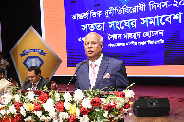 আন্তর্জাতিক দুর্নীতিবিরোধী দিবসের অনুষ্ঠানে বক্তব্য দিচ্ছেন দুদক চেয়ারম্যান সকাল মাহমুদ: ছবি: সংগৃহীত