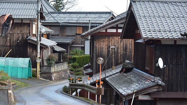 শিক্ষা, চাকরির জন্য বেশির ভাগ তরুণই গ্রাম ছেড়ে শহরের পথে পাড়ি জমাচ্ছেন। বেশির ভাগ মানুষই হয় একদম নামমাত্র মূল্যে অথবা একেবারে বিনা মূল্যে ছেড়ে দিচ্ছে নিজেদের থাকায় জায়গাটা।