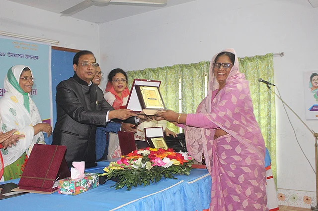 বরিশালের ব্যাপ্টিস্ট মিশন বালিকা উচ্চবিদ্যালয়ের সাবেক শিক্ষক হাসিন আরা বেগম ‘জয়িতা সম্মাননা’ পেয়েছেন। ছবি: সংগৃহীত