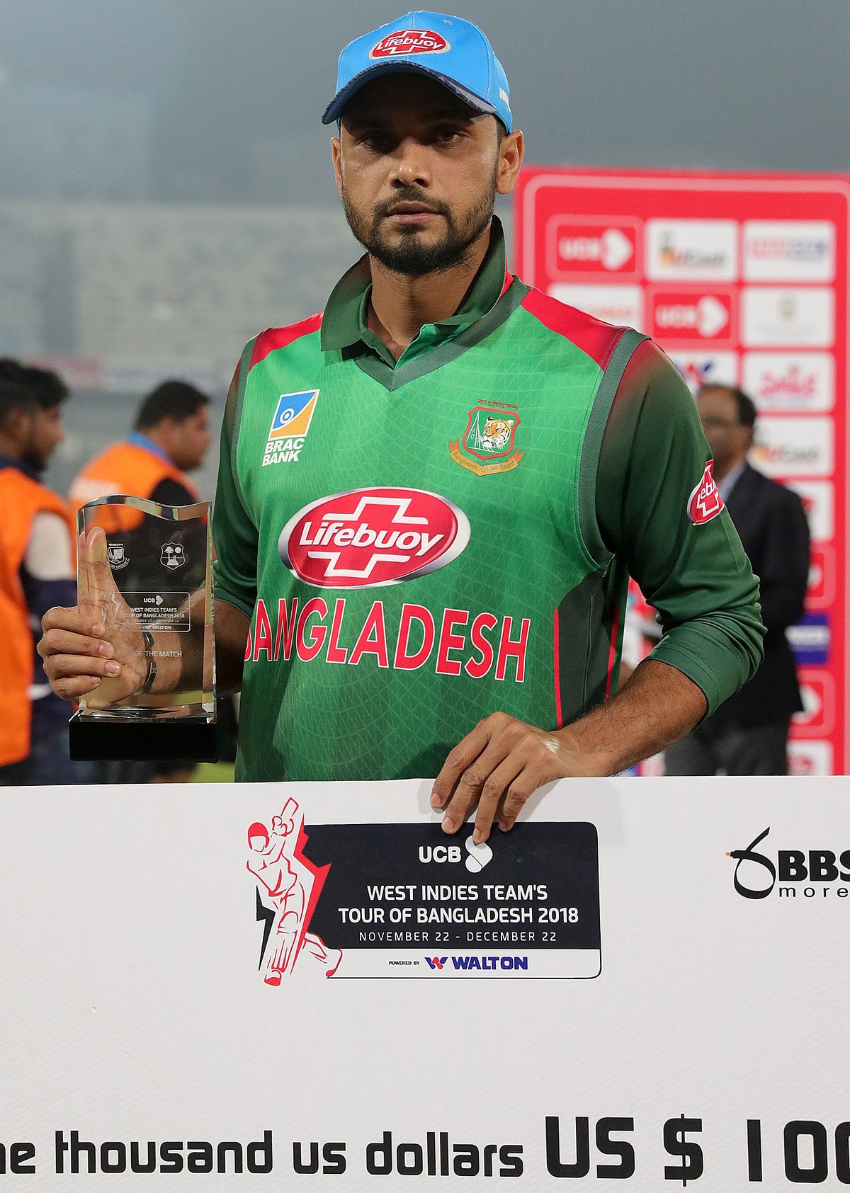 ওয়ানডেতে ১২তম বারের মতো ম্যাচ সেরা হলেন মাশরাফি। ছবি: প্রথম আলো