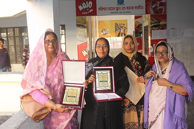 জয়িতা সম্মাননা পাওয়া নারীদের সঙ্গে বরিশালের ব্যাপ্টিস্ট মিশন বালিকা উচ্চবিদ্যালয়ের সাবেক শিক্ষক হাসিন আরা বেগম। ছবি: সংগৃহীত