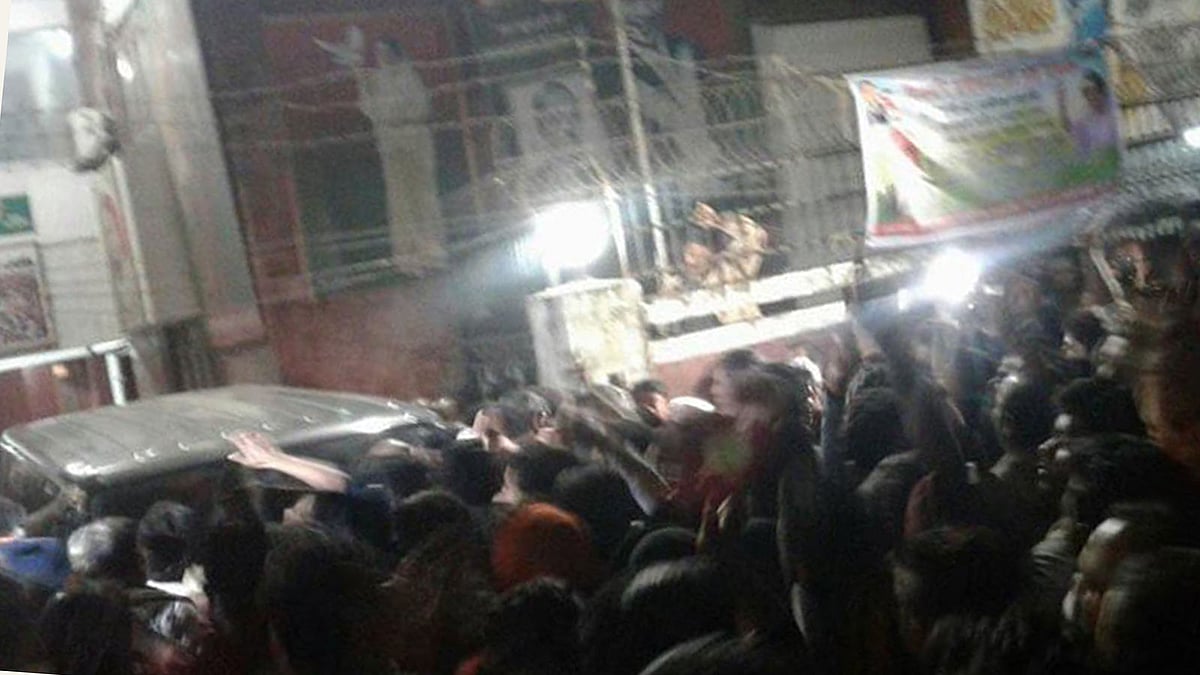 ফখরুলের পথ রোধ করে স্লোগান দেন বিএনপির মনোনয়নবঞ্চিতদের সমর্থকেরা। ছবি: সংগৃহীত