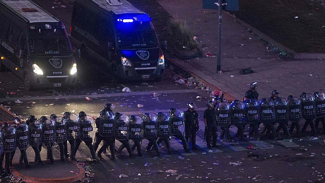 রিভারপ্লেট–সমর্থকরা যেন অনাকাঙ্ক্ষিত কোনো পরিস্থিতির সৃষ্টি করতে না পারে সে জন্য বুয়েন্স আয়ার্সে পুলিশের কড়া টহল। ছবি: এএফপি