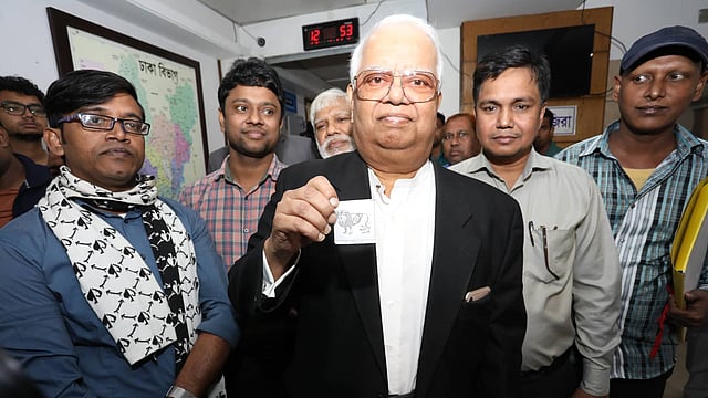 সিংহ প্রতীক পেয়েছেন নাজমুল হুদা। ছবি: দীপু মালাকার