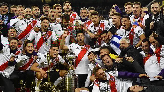কোপা লিবার্তোদোরেস শিরোপা হাতে রিভারপ্লেটের খেলোয়াড়রা। ছবি: এএফপি