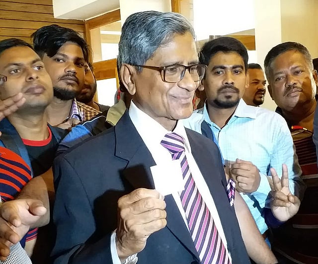 প্রতীক পাওয়ার পর সাংবাদিকদের দেখাচ্ছেন ঢাকা-৬ আসনে জাতীয় ঐক্যফ্রন্টের প্রার্থী গণফোরাম নেতা সুব্রত চৌধুরী। ছবি: মোশতাক আহমেদ