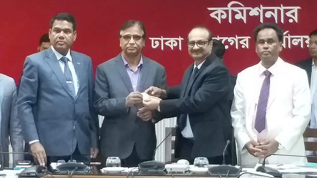 ঢাকা-১৩ আসনে বিএনপির প্রার্থী আব্দুস সালাম প্রতীক সংগ্রহ করছেন। ছবি: মোশতাক আহমেদ