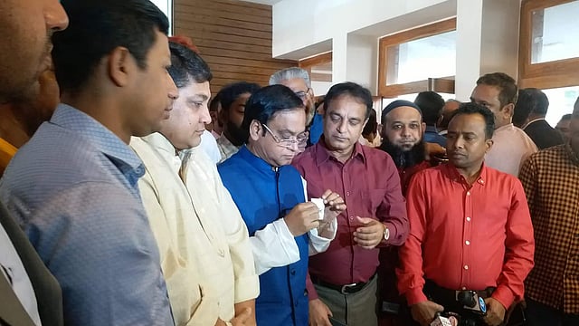 প্রতীক পাওয়ার পর সাংবাদিকদের প্রতীক দেখাচ্ছেন ঢাকা–৭ আসনের ক্ষমতাসীন দলের প্রার্থী হাজি মো. সেলিম। ছবি: মোশতাক আহমেদ