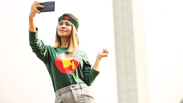 বিজয় দিবসের মতো দিনে এমন সেলফি দেখা যায় সামাজিক যোগাযোগমাধ্যমগুলোতে। মডেল:  কাব্য