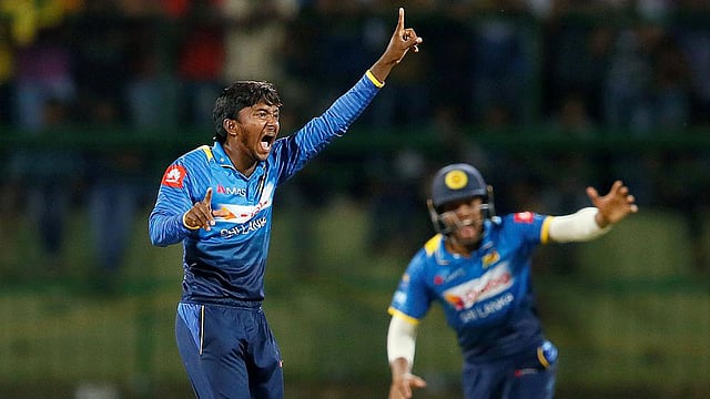 বোলিং অ্যাকশন নিষিদ্ধ হলো আকিলার। ফাইল ছবি