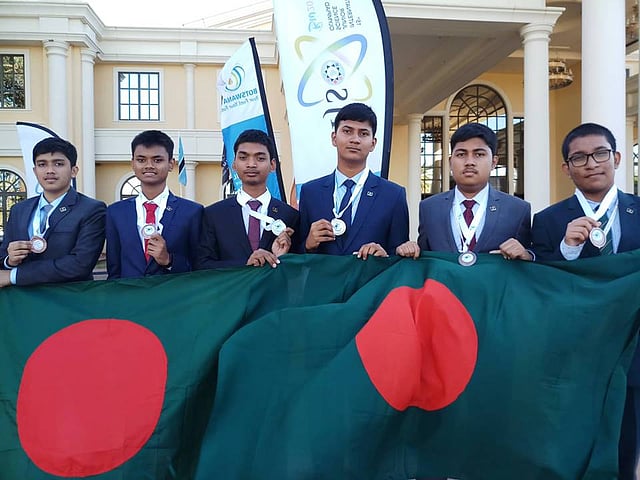 দুটি রুপা ও চারটি ব্রোঞ্জ পদক জয়ী বাংলাদেশি শিক্ষার্থীরা। ছবি: সংগৃহীত