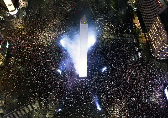 মাদ্রিদে প্রিয় দল জেতার পর বুয়েনস এইরেসে রিভারপ্লেট–সমর্থকদের উল্লাস। ছবি: এএফপি