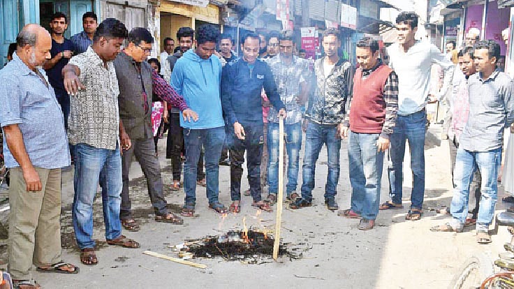 কাউখালীতে গতকাল জোটের প্রার্থীর কুশপুত্তলিকা দাহ করেন বিএনপির কর্মীরা।  প্রথম আলো