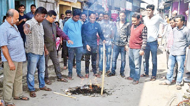 কাউখালীতে গতকাল জোটের প্রার্থীর কুশপুত্তলিকা দাহ করেন বিএনপির কর্মীরা।  প্রথম আলো
