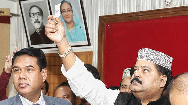 প্রতীক পেয়ে তা দেখাচ্ছেন ঢাকা-১৬ আসনে আওয়ামী লীগের প্রার্থী ইলিয়াস উদ্দিন মোল্লা। ছবি: দীপু মালাকার