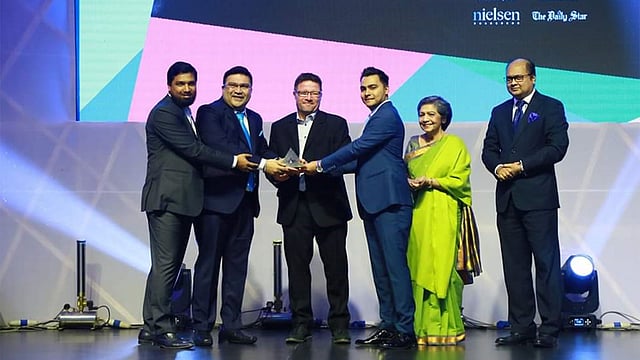 বাংলাদেশ ব্র্যান্ড ফোরাম আয়োজিত বেস্ট ব্র্যান্ড অ্যাওয়ার্ড অনুষ্ঠানে কার্বোনেটেড সফট ড্রিংকস (অল্টারনেটিভ) ক্যাটাগরিতে দেশের বেস্ট ব্র্যান্ড নির্বাচিত হয়েছে স্পিড। লা মেরিডিয়ান হোটেল, ঢাকা, ৮ ডিসেম্বর। ছবি: সংগৃহীত