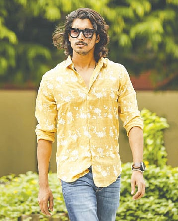 ত্বক সুন্দর রাখতে ছেলেদেরও নিয়মিত যত্ন নিতে হয়। ছবি: নকশা