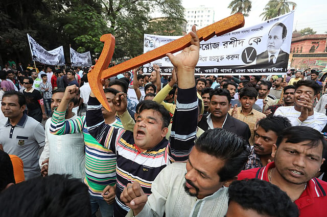 ঢাকা-৬ আসনে জাতীয় পার্টি (এরশাদ) মনোনীত প্রার্থী কাজী ফিরোজ রশীদের সমর্থকেরা পুরান ঢাকার বাহাদুর শাহ পার্ক এলাকায় মিছিল করেছেন। ছবি: দীপু মালাকার