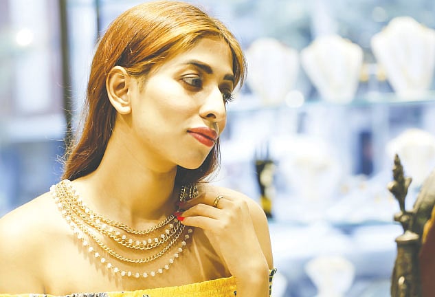 গলার গয়না এমন হতে হবে যেন মানিয়ে যায়। মডেল: সামিয়া, কৃতজ্ঞতা: কনক, ছবি: সুমন ইউসুফ