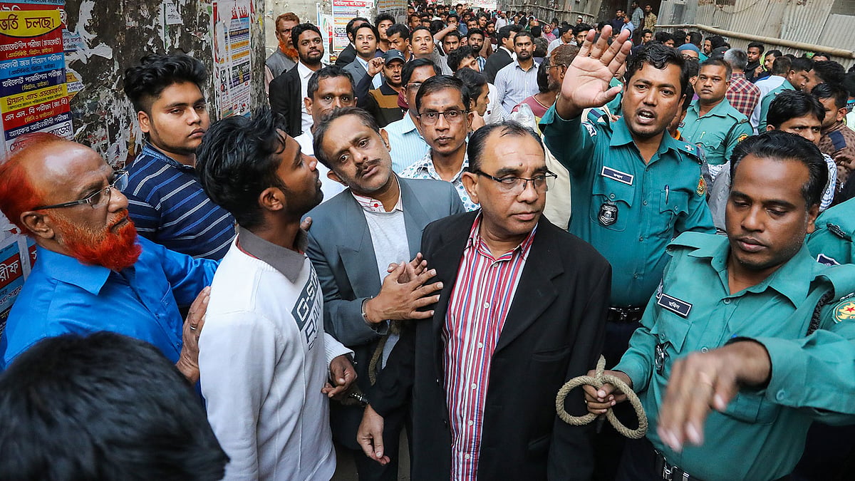 নাশকতার বিভিন্ন মামলায় গ্রেপ্তার বিএনপির নেতা-কর্মীদের ঢাকার মুখ্য মহানগর হাকিম আদালতে হাজির করা হয়। ঢাকা, ১১ ডিসেম্বর। ছবি: দীপু মালাকার