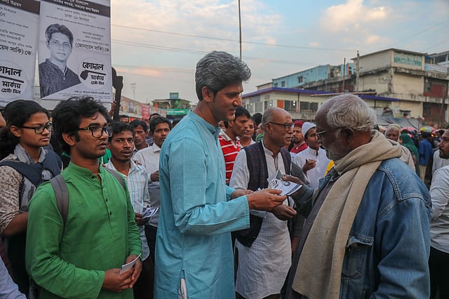 ঢাকা-১২ আসনে গণসংহতি আন্দোলন মনোনীত প্রার্থী জুনায়েদ সাকি কারওয়ান বাজার এলাকায় প্রচারপত্র বিলি করেছেন। ছবি: সাজিদ হোসেন