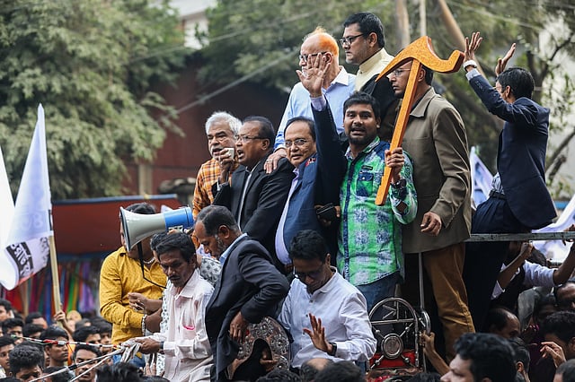 পুরান ঢাকার বাহাদুর শাহ পার্ক এলাকায় জনসংযোগ চালাচ্ছেন ঢাকা-৬ আসনের জাতীয় পার্টি (এরশাদ) মনোনীত প্রার্থী কাজী ফিরোজ রশীদ। ছবি: দীপু মালাকার