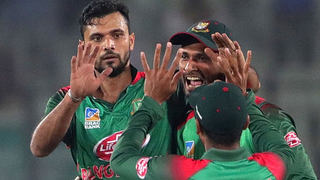 ঢাকায় শেষ ওয়ানডে কি খেলে ফেললেন মাশরাফি? ছবি: প্রথম আলো