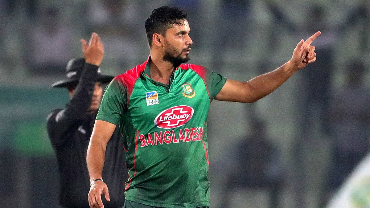 শেষ ওভারে মাহমুদউল্লাহকে বল দেওয়ার কারণ ব্যাখ্যা করলেন মাশরাফি বিন মুর্তজা। ছবি: প্রথম আলো