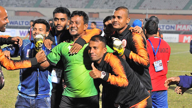 গোলরক্ষক সুজনকে নিয়ে ব্রাদার্সের ফুটবলারদের উল্লাস। ছবি: বাফুফে