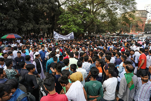 পুরান ঢাকার বাহাদুর শাহ পার্ক এলাকায় সড়কের ওপর কাজী ফিরোজ রশীদের নেতা-কর্মীরা। ছবি: দীপু মালাকার