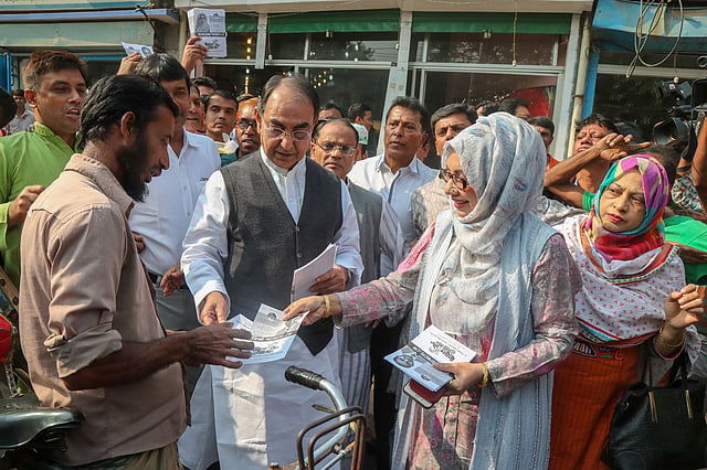 শাহজাহানপুর এলাকায় স্ত্রীকে সঙ্গে নিয়ে জনসংযোগ করেন ঢাকা-৮ আসনে বিএনপির মনোনীত প্রার্থী মির্জা আব্বাস। ছবি: সাজিদ হোসেন