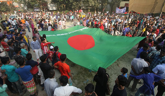 দুপুর থেকেই খিলগাঁও মডেল বিশ্ববিদ্যালয় কলেজ মাঠে জড়ো হতে থাকেন ঢাকা-৯ আসনের সাংসদ সাবের হোসেন চৌধুরীর নেতা-কর্মীরা। ছবি: আবদুস সালাম