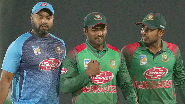 ক্যাচ হাতছাড়া করে চোট নিয়ে মাঠ ছেড়েছেন ইমরুল কায়েস। ছবি: প্রথম আলো