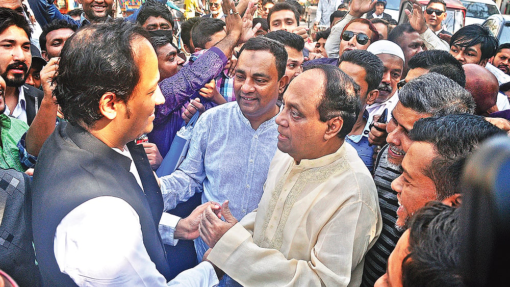 গণসংযোগ করতে খাতুনগঞ্জের দিকে যাচ্ছিলেন চট্টগ্রাম-৯ আসনে আওয়ামী লীগের প্রার্থী মহিবুল হাসান চৌধুরী। এ সময় আমানত শাহ মাজার থেকে ফিরছিলেন চট্টগ্রাম-১০ আসনে বিএনপির প্রার্থী আবদুল্লাহ আল নোমান (ডানে)। পথে হঠাৎ দেখা হয়ে যাওয়ার পর কুশল বিনিময় করেন তাঁরা। গতকাল দুপুর ১২টা ২০ মিনিটে জেল রোডে।  সৌরভ দাশ