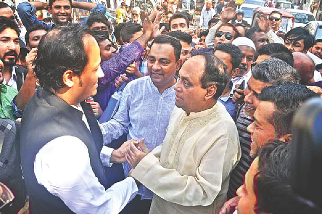 গণসংযোগ করতে খাতুনগঞ্জের দিকে যাচ্ছিলেন চট্টগ্রাম-৯ আসনে আওয়ামী লীগের প্রার্থী মহিবুল হাসান চৌধুরী। এ সময় আমানত শাহ মাজার থেকে ফিরছিলেন চট্টগ্রাম-১০ আসনে বিএনপির প্রার্থী আবদুল্লাহ আল নোমান (ডানে)। পথে হঠাৎ দেখা হয়ে যাওয়ার পর কুশল বিনিময় করেন তাঁরা। গতকাল দুপুর ১২টা ২০ মিনিটে জেল রোডে।  সৌরভ দাশ