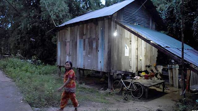 দারিদ্র্যের কারণে কম্বোডিয়ার অনেক নারীই অর্থের বিনিময়ে চীনের পুরুষদের বিয়ে করেন। ছবি: এএফপি