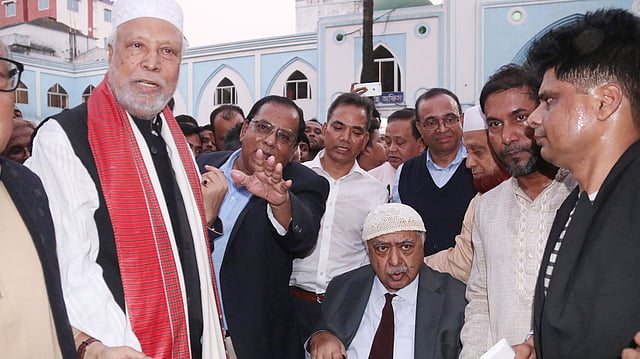 হজরত শাহজালাল (রহ.)-এর মাজার প্রাঙ্গণে জাতীয় ঐক্যফ্রন্টের আহ্বায়ক ও গণফোরামের প্রধান ড. কামাল হোসেন। সিলেট, ১২ ডিসেম্বর। ছবি: আনিস রহমান