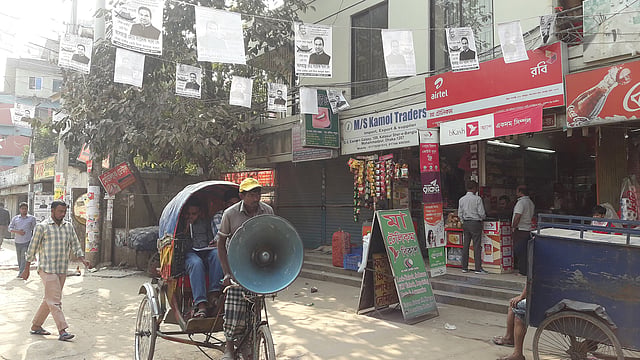 মাইক নিয়ে প্রচারে নেমেছেন সাদেক খানের সমর্থকেরা। মঙ্গলবার দুপুরে মোহাম্মদপুর বাসস্ট্যান্ড এলাকা। ছবি: প্রথম আলো