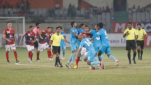 ফেডারেশন কাপের ফাইনালে দুই দলের খেলোয়াড়দের মারামারির একটি পর্যায়। প্রথম আলো ফাইল ছবি