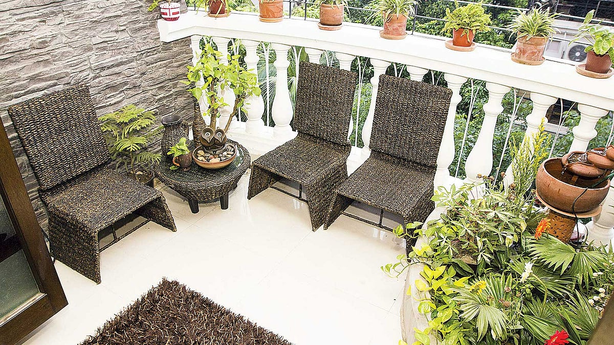 বারান্দায় বাগানে আমেজ। ছবি: অধুনা