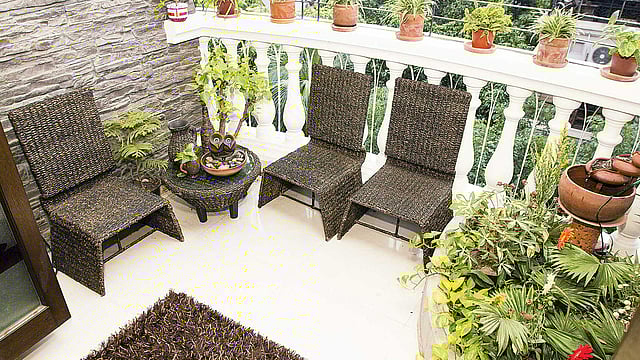 বারান্দায় বাগানে আমেজ। ছবি: অধুনা