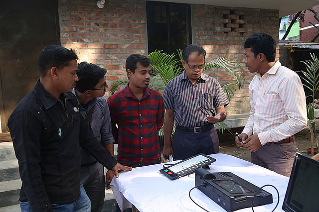 নির্বাচন কমিশন বলছে, ইভিএমে জাল ভোট দেওয়ার সুযোগ নেই। ছবি: সাবরিনা ইয়াসমিন