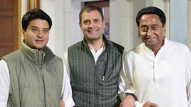 রাহুলের সঙ্গে মধ্যপ্রদেশের কংগ্রেস নেতা জ্যোতিরাদিত্য সিন্ধিয়া (বাঁয়ে) ও কমলনাথ। কমলনাথ মুখ্যমন্ত্রী, তাঁর ডেপুটি হতে যাচ্ছেন জ্যোতিরাদিত্য। ছবি: সংগৃহীত