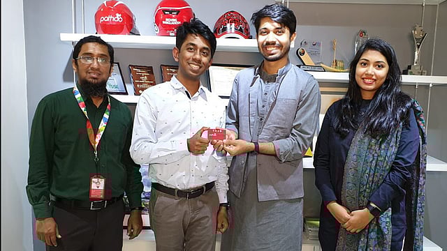 পাঠাও ও টেন মিনিট স্কুলের পক্ষ থেকে স্কুলের শিক্ষার্থীদের জন্য পেনড্রাইভ দেওয়া হয়। ছবি: সংগৃহীত