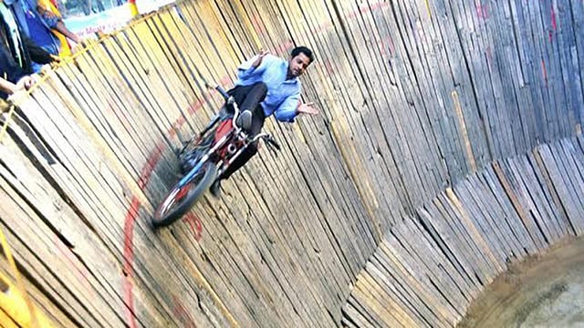 মৃত্যুকূপ মানে মোটরসাইকেলের এক ভয়ংকর খেলা