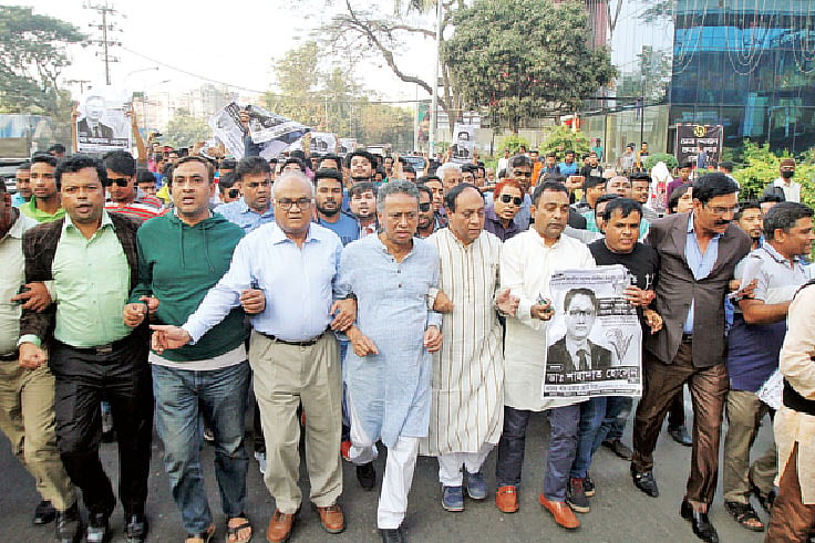 চট্টগ্রাম-৯ আসনের বিএনপি প্রার্থী শাহাদাত হোসেনের পক্ষে নির্বাচনী প্রচারণা করেন বিএনপি নেতা আমীর খসরু মাহমুদ চৌধুরী ও আবদুল্লাহ আল নোমান। গতকাল বিকেল চারটায় কাজীর দেউড়ি মোড় এলাকায়।  সৌরভ দাশ
