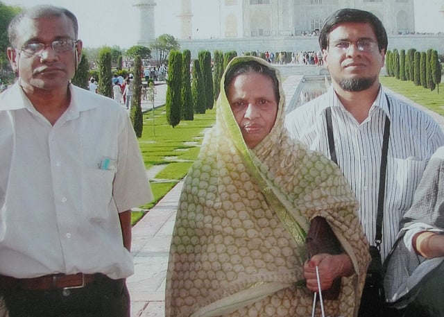 দুই সন্তানদের সঙ্গে আনোয়ার পাশার স্ত্রী মহসিনা খাতুন। ছবি: সংগৃহীত