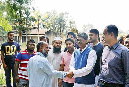 কুমিল্লা-৬ আসনে বিএনপির প্রার্থী আমিন উর রশীদ গতকাল আমড়াতলী ইউনিয়নের বিভিন্ন গ্রামে গণসংযোগ করেন। বেলা দেড়টায় রসুলপুর গ্রামে।  ছবি: প্রথম আলো
