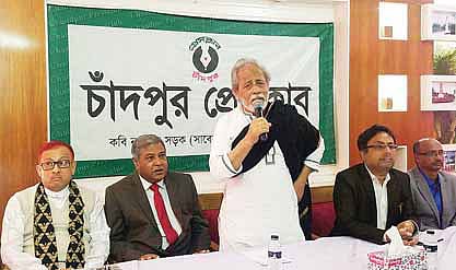 চাঁদপুর-৪ আসনে আওয়ামী লীগের প্রার্থী মুহাম্মদ শফিকুর রহমান সংবাদ সম্মেলন করেন। গতকাল দুপুরে চাঁদপুর প্রেসক্লাবে। ছবি: প্রথম আলো