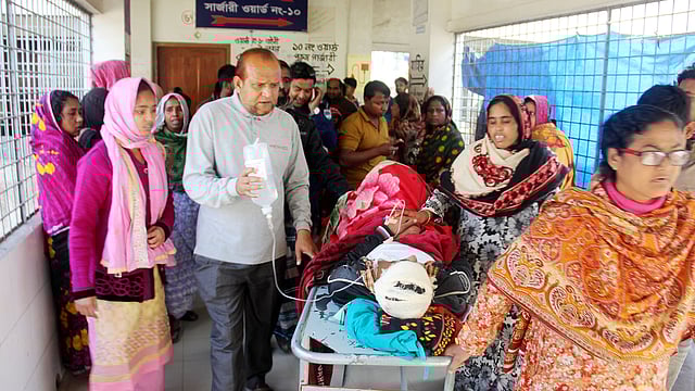 পদ্মা নদীর ওপর হার্ডিঞ্জ রেল সেতুতে ট্রেনের ছাদে আহত পাঁচজনকে কুষ্টিয়া জেনারেল হাসপাতালে নেওয়া হয়। সেখানে গুরুতর আহত সেনাসদস্য আবদুল্লাহকে যশোরে স্থানান্তর করা হচ্ছে। ছবি: তৌহিদী হাসান
